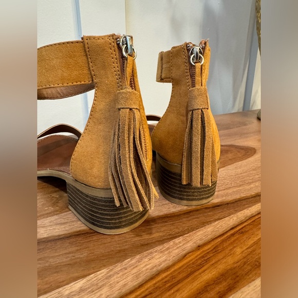 🫶🏽Price reduction🫶🏽 Rock & Candy Tasseled Leather Sandals, size 7.5 - Picture 5 of 9